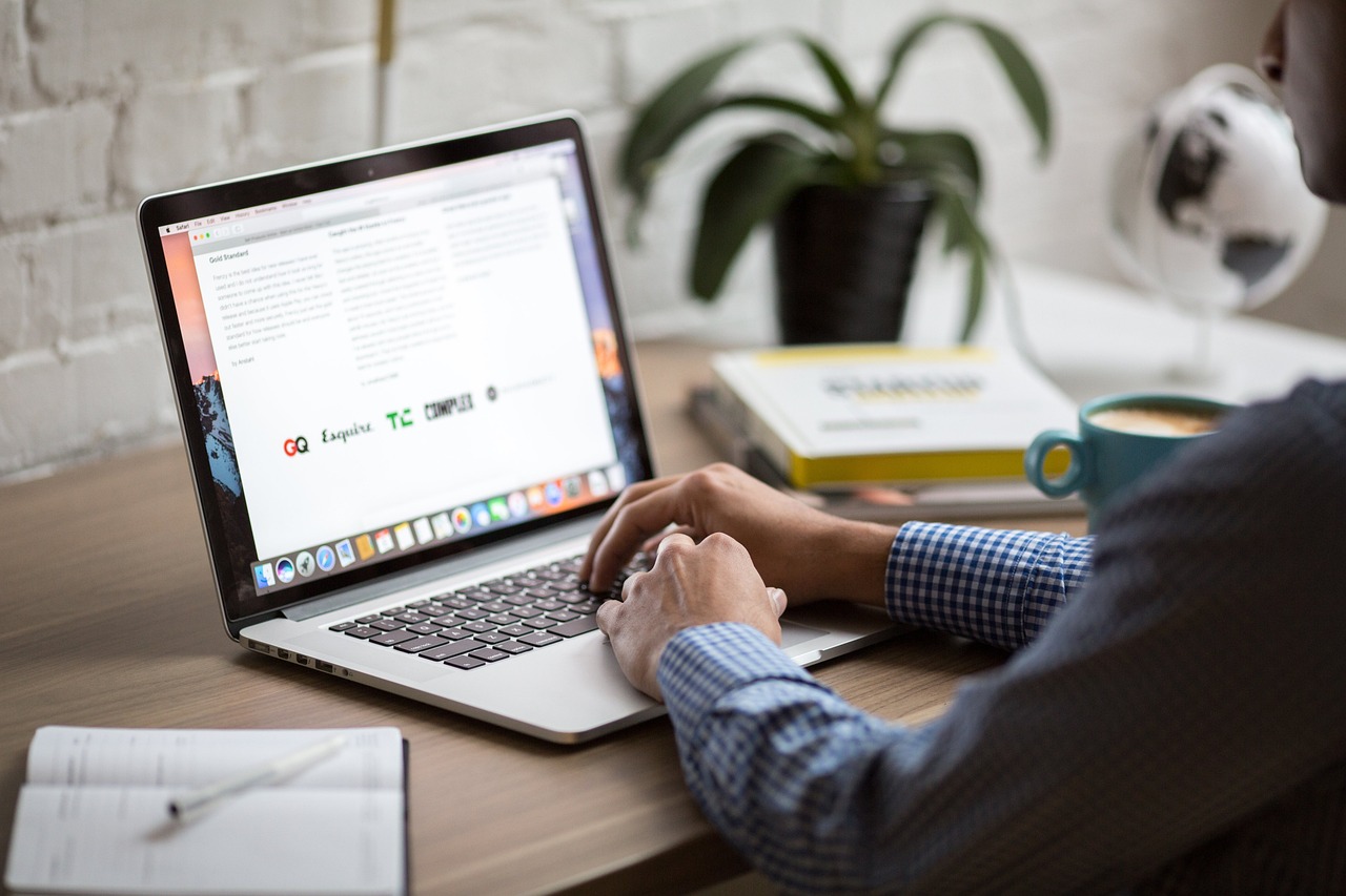 Jak wybrać kurs BHP online: kryteria zgodności z przepisami, programu szkolenia i certyfikacji